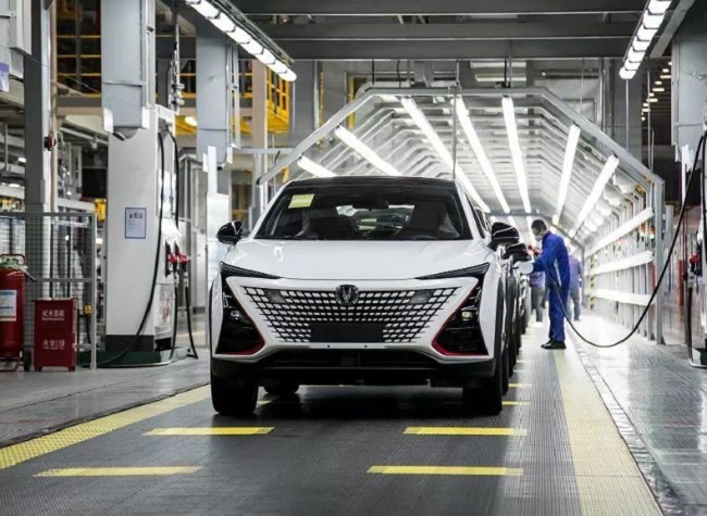 Robots Make a Car in 18 hours at Changan Smart Factory