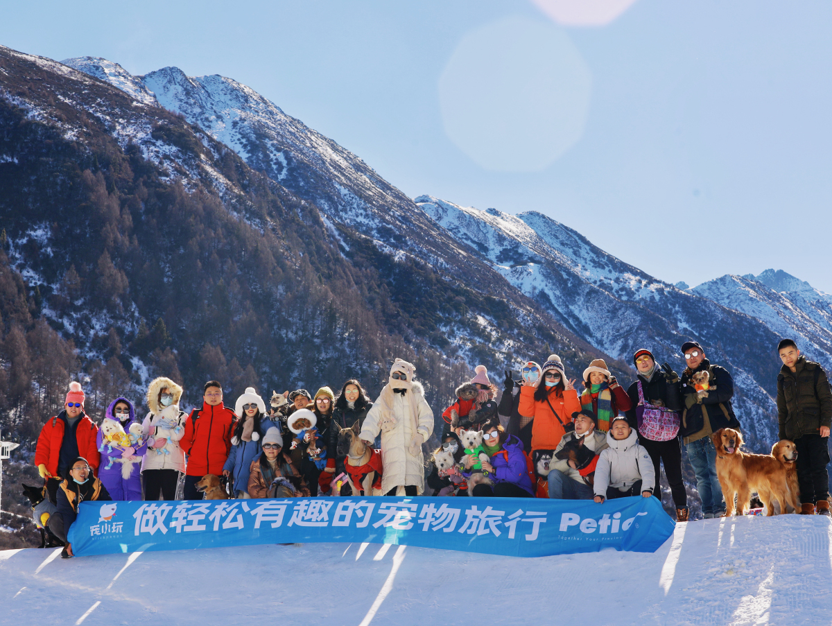Wang's team organized a trip to snow mountain. (Photo/Chongxiaowan)