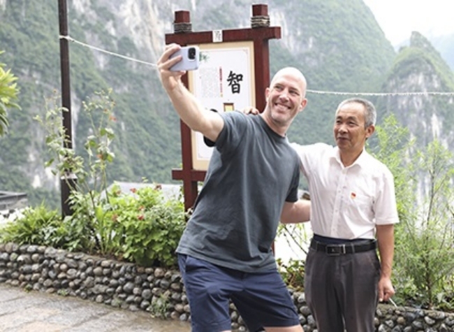 Canadian Adam Explores 'Road to Heaven' in Chongqing's Xiazhuang Village