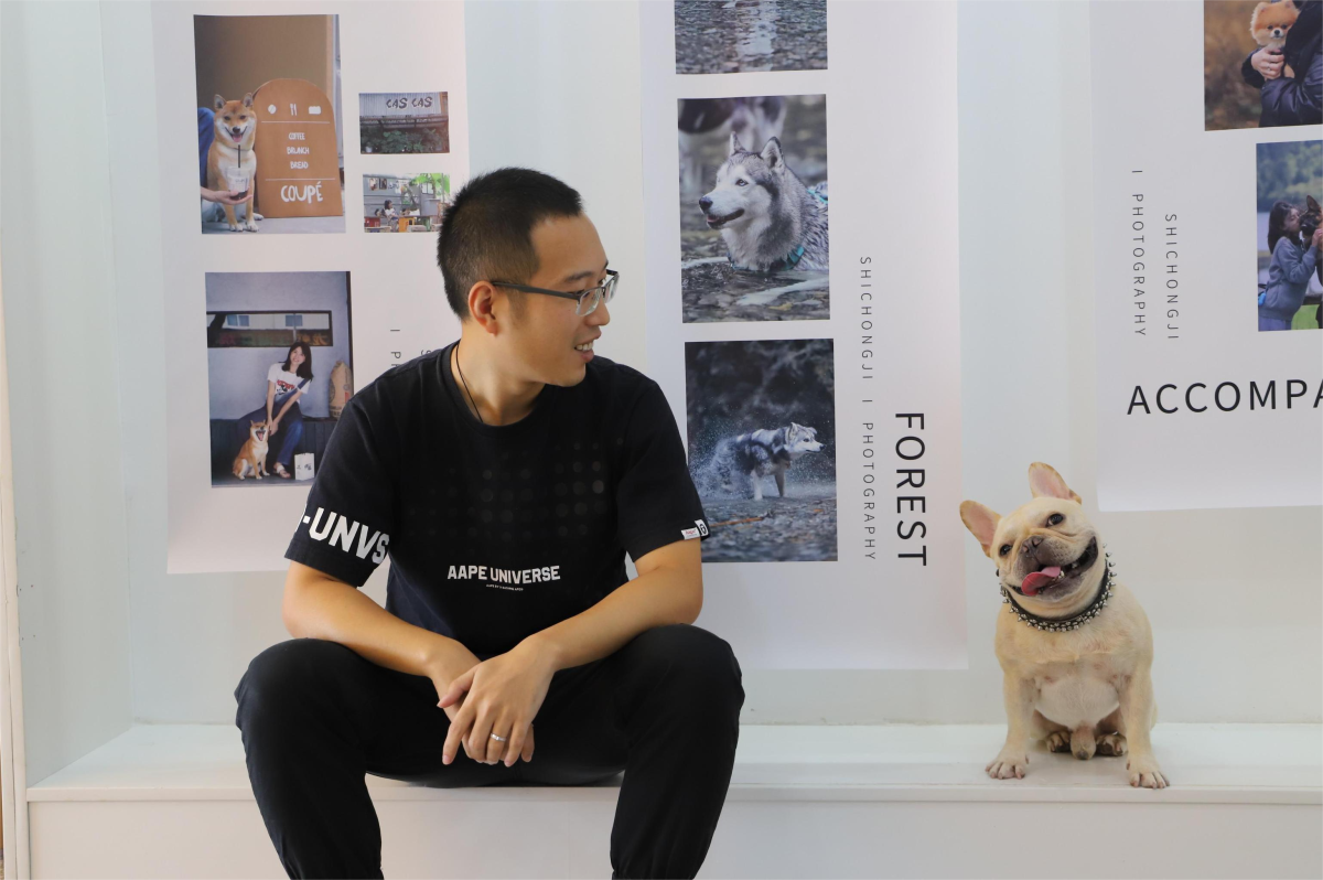 Interviewee Wang Linkun and his dog Douding (Yu Mulin/iChongqing)