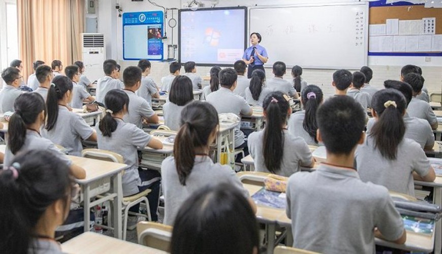 Mei Mei gives a lecture to students at Chongqing No.37 Secondary School on September 20, 2022.