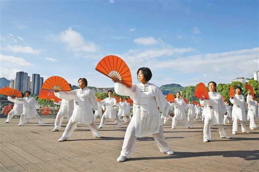 Members of the Qianjiang District Taiji Association for the Elderly are performing Taiji.