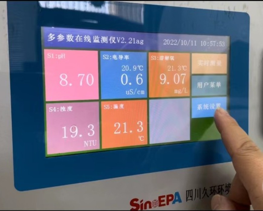The monitoring room at Jinjiahe Yard station works 24 hours