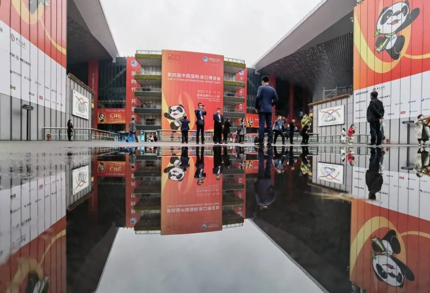 Visitors take photos at the National Exhibition and Convention Center (Shanghai), the main venue for the fourth China International Import Expo (CIIE), in Shanghai, east China, Nov. 6, 2021. (Xinhua/Lu Peng)