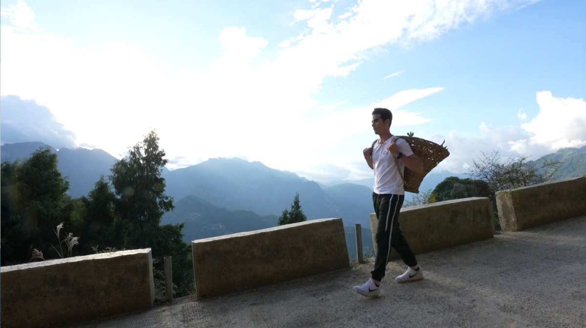 Alex experienced the harvesting in Minzhu Village. (Photo provided to iChongqing)