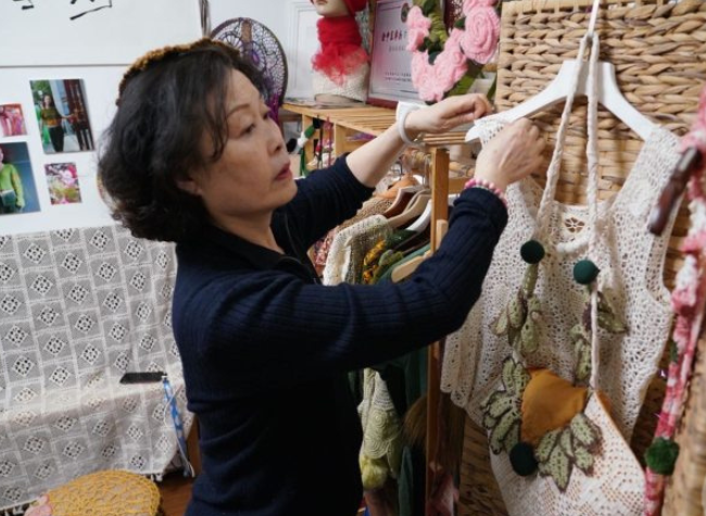 Chongqing Grandma Spends Nearly 30 Years Developing Creative Crochet Art | Story