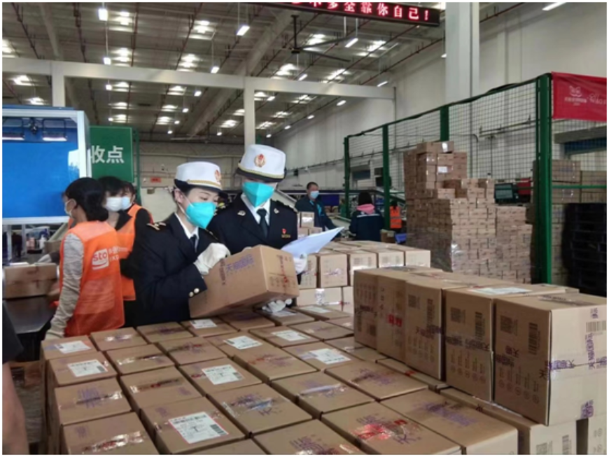 Lianglu Cuntan customs officials are inspecting imported goods.