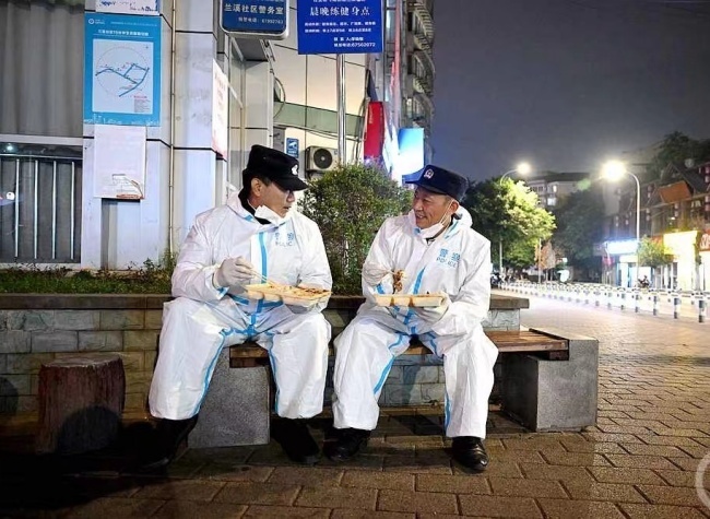 Chongqing Epidemic Workers and Society Pull Together Day and Night