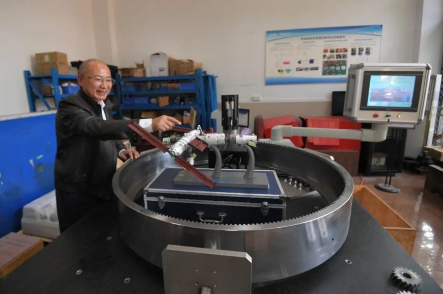 Professor Chen Bingkui is introducing the principle of alignment gear transmission at the State Key Laboratory of Mechanical Transmissions of Chongqing University on October 31, 2022.