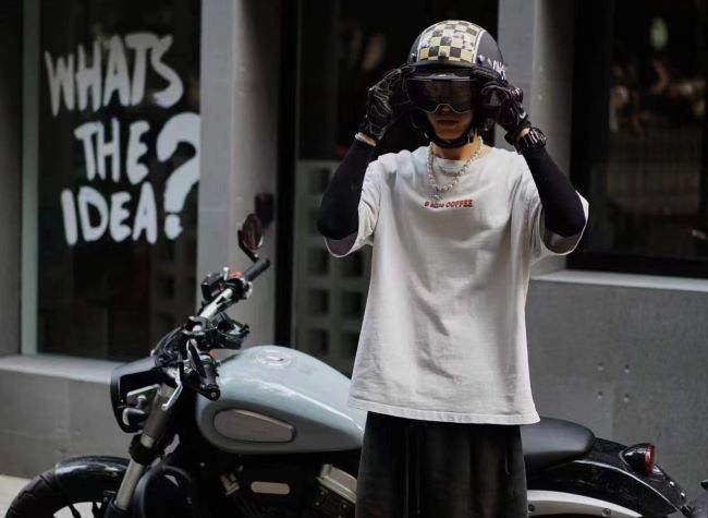 The Road Is Calling: Story of Motorcyclists in Chongqing