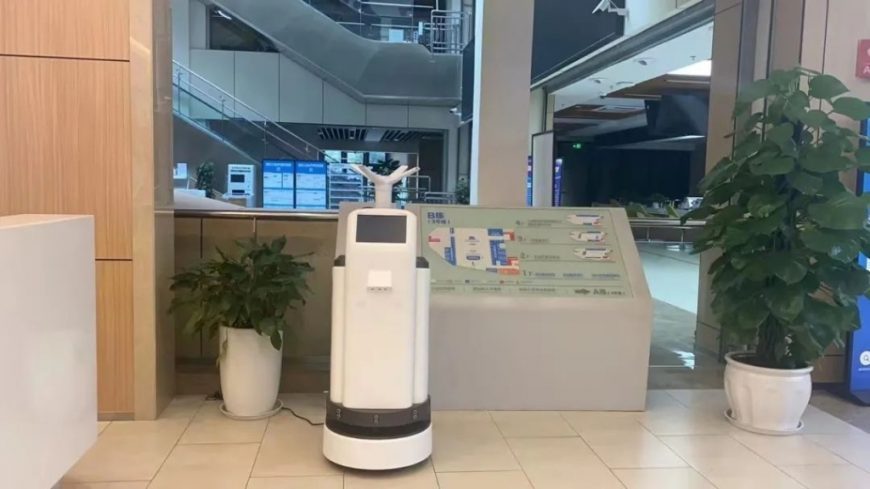 the intelligent atomizing disinfection robot