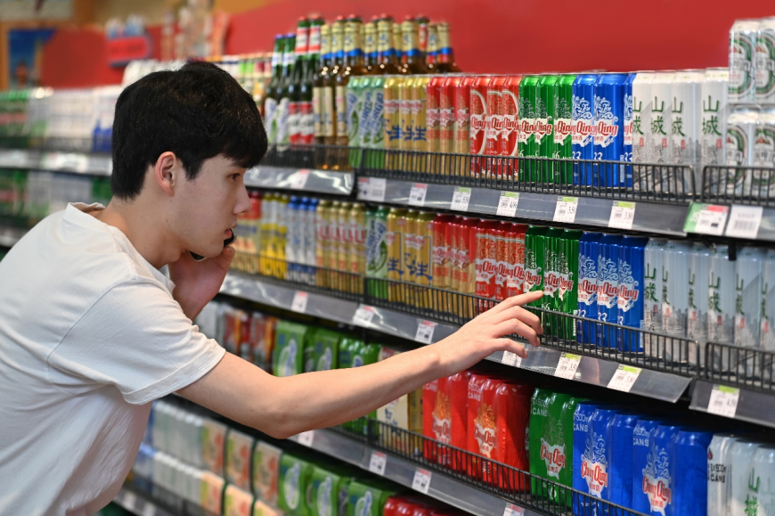 Chongqing-made beer in the supermarket. (Photo provided to iChongqing)