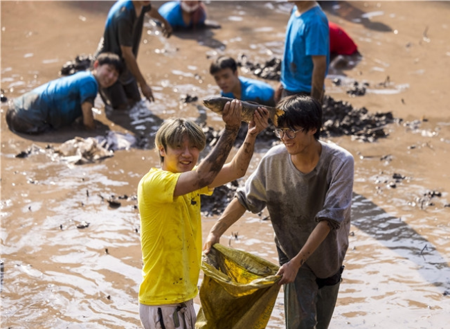 Amazing Class! Catching Fish and Digging Lotus Roots with the University