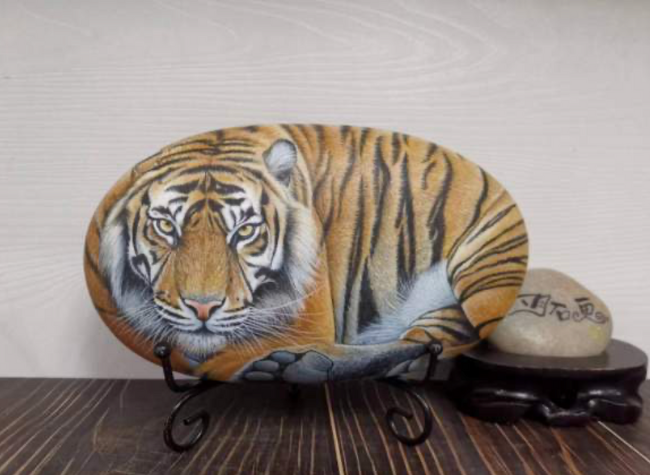 She Paints Cold Stones into Vivid Animals with 3D Effects