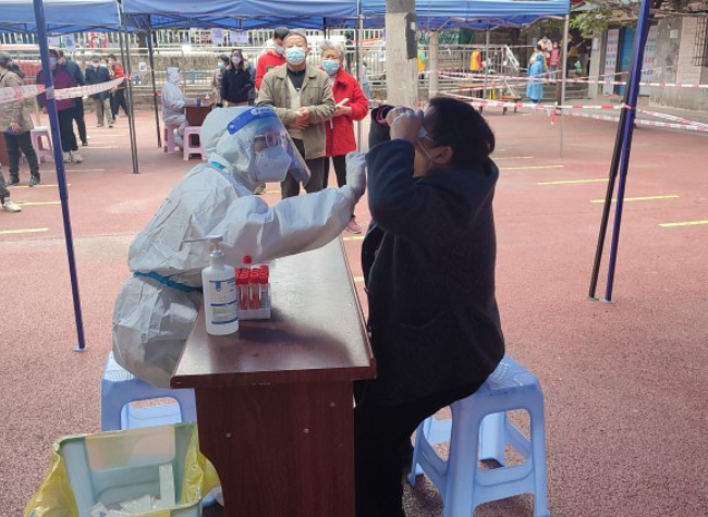 Volunteers Offer Hearty Support in Fight against COVID-19 Resurgence