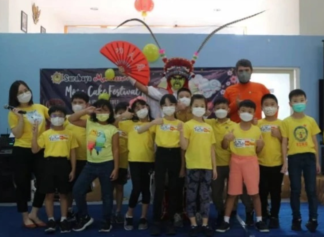 Indonesian Teacher Does Face-Changing to Motivate Students to Learn Chinese