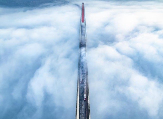 Visual Chongqing | Rail Trains Across the Cloudy Sea