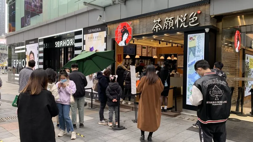 People lined up to buy milk tea at Guanyinqiao Pedestrian Street, Jiangbei District, Chongqing, on December 4, 2022. 