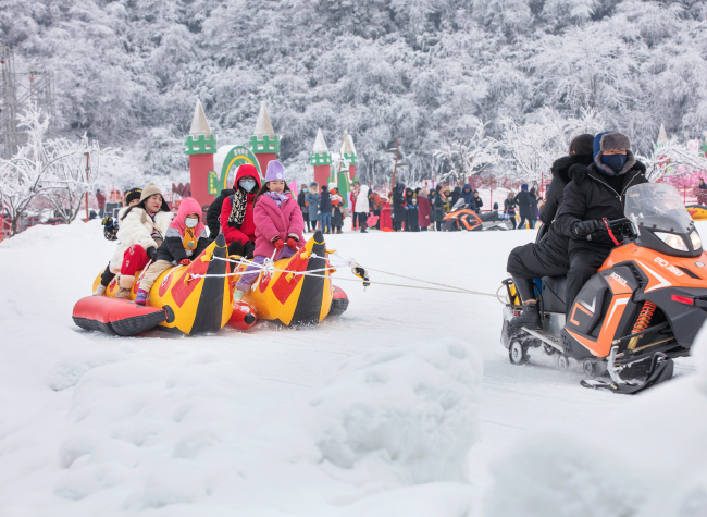 Come to Chongqing's Ice and Snow World This Winter