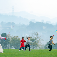 On Guangyang Island in Nanan District, Chongqing, kids run and play in the grassland to enjoy spring’s ambiance. Photo by Li Hongbo/Visual Chongqing.