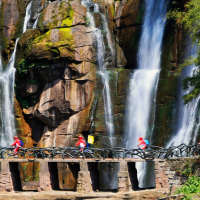 Cyclists travel on the lakeside greenway and enjoy the ecological beauty of Qingshan Lake of Jinqiao Town in Wansheng District, Chongqing. Photo by Cao Yonglong/Visual Chongqing.