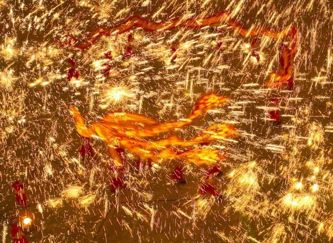 Visual Chongqing | Fire Dragon Dance Welcomes the Lantern Festival