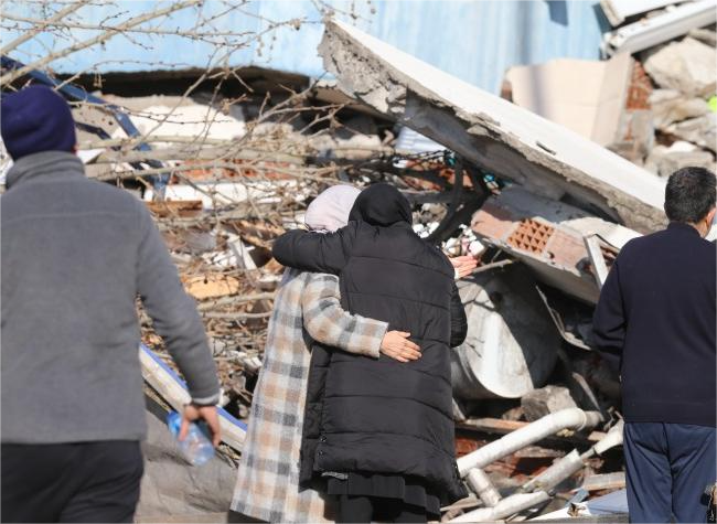 Death Toll Tops 8,000 From Earthquakes in Türkiye, Syria
