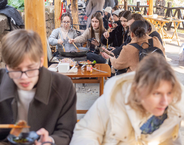 'Hot Pot Banquet Party' Connects Youths at Home and Abroad