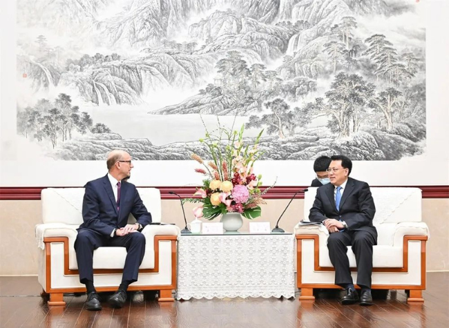 Chongqing Leaders Meet with Corning President to Discuss Future Cooperation