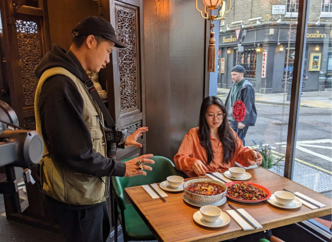 Overseas Influencer Explores Chongqing Flavors in London