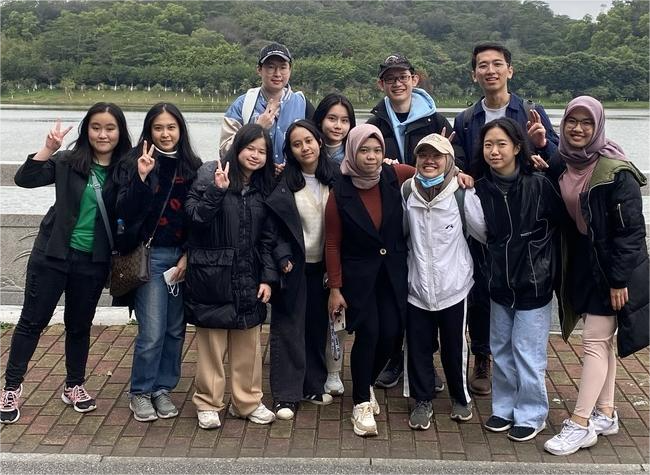 Int'l Students Flock Back to China With Excitement, Hope