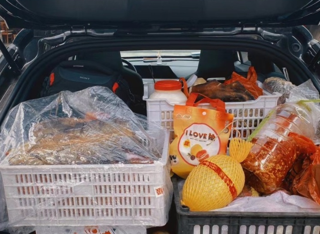 People Leave Home as Holiday Ends, Trunks Loaded with Food and Love