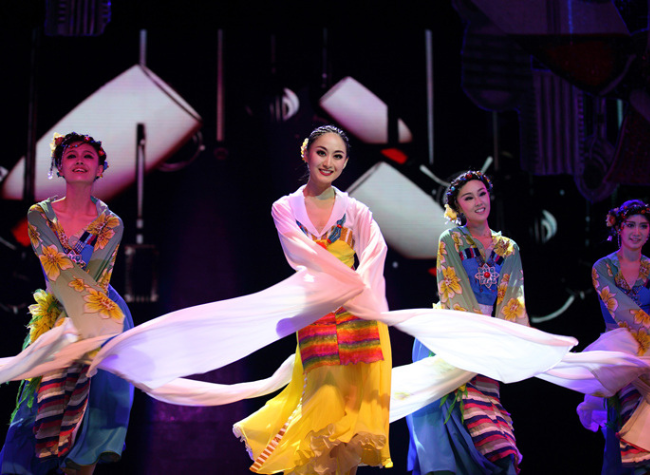 Chongqing Ballet Dancers Present Tibetan Customs to the Colombian Audience