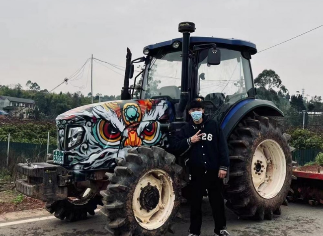 A Student Who Paints Lion on Tractor Finds His Business