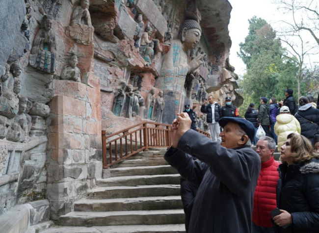 Mexican Ambassador to China Amazed by Dazu Rock Carvings