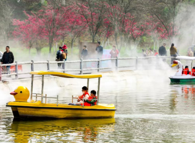 Visual Chongqing | Boating On The Lake