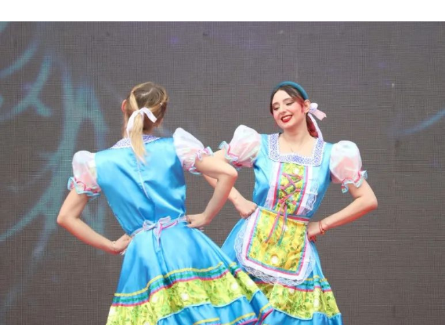 Laowai@Chongqing: Foreign Friends Explore Chongqing's Cherry Blossom Festival