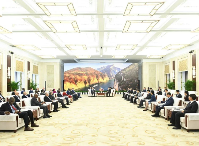 Chongqing Leaders Meet with Diplomatic Envoys from 26 Countries and Regions