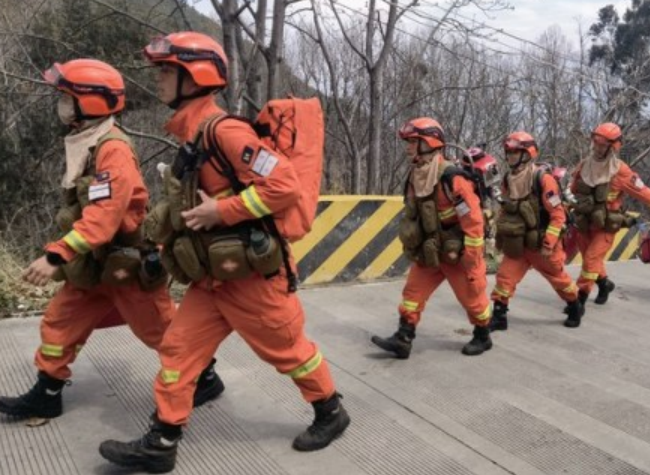1,400 Battling Forest Fire in China's Yunnan