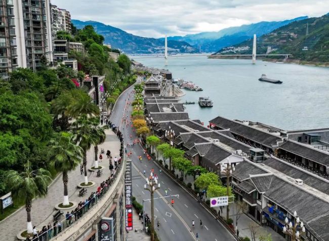 Runners Enjoy Themselves in Chongqing's Multiple Marathon Events