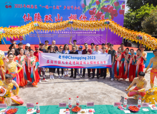 Foreigners in Chongqing Enjoy Cherry Festival