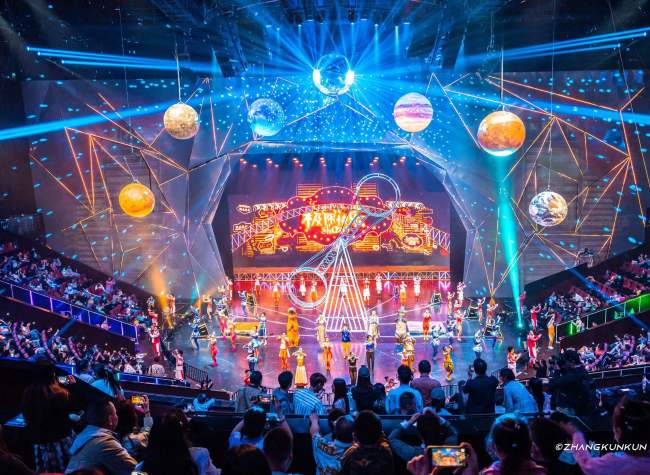 Acrobatic Show 'Top of the World Show Version 2.0' Debuts with Stunning Cyberpunk Aesthetic