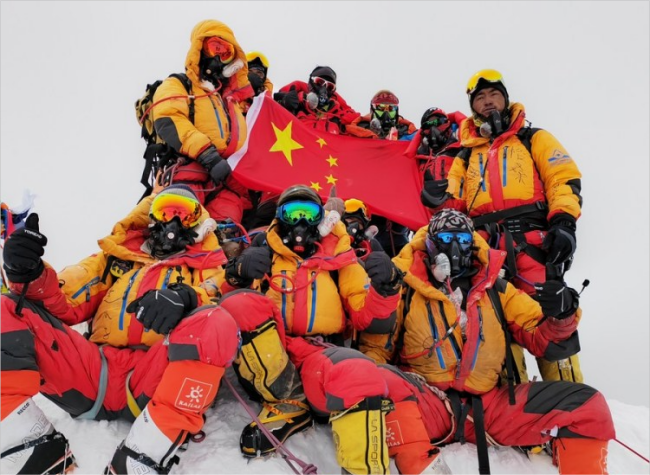 70 Years After Man's 1st Summit, Chinese Expedition Makes Way to World's Highest Peak