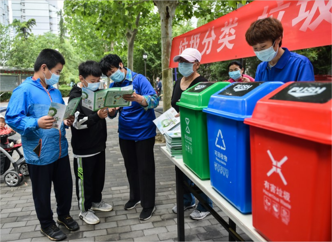 Xi Praises Volunteers, Urges Public Effort in Trash Sorting