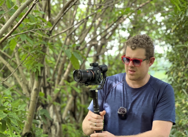 Overseas Influencer Wears Traditional Hanfu, Experiences Chinese Cultural Heritage