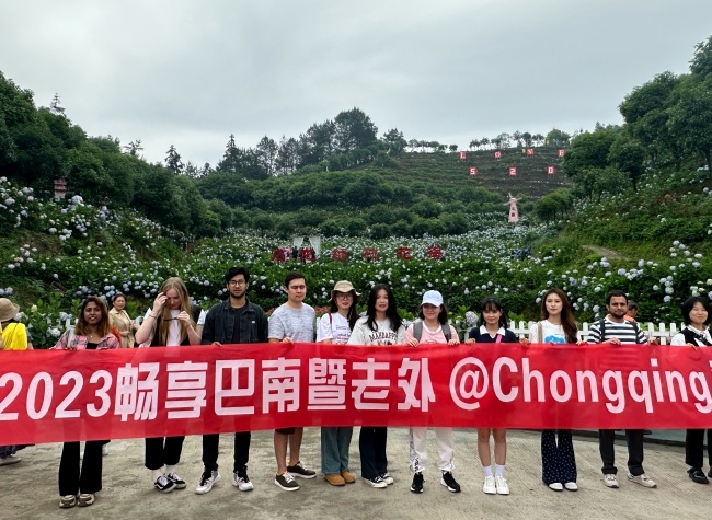 Overseas Students Admire Hydrangea Sea and Banan Heritage | Laowai@Chongqing