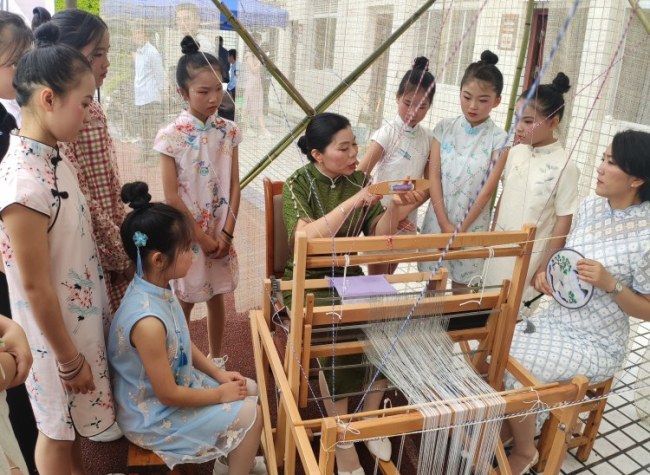 Cheongsam and Chinese Culture Exploration Excites Int'l Teenagers