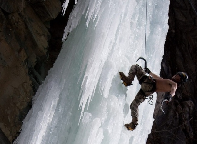 Chongqing Caving Enthusiast Explores Countless Caves for 14 Years