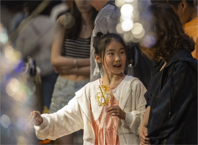 Holiday Spending Mirrors China's Economic Vitality, Boosts Global Growth Confidence