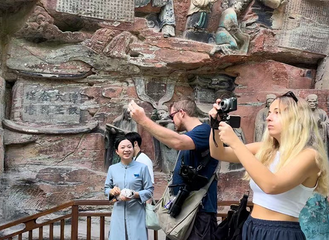 Overseas Influencers Feel Dragon Boat Festive Vibes in Chongqing Dazu